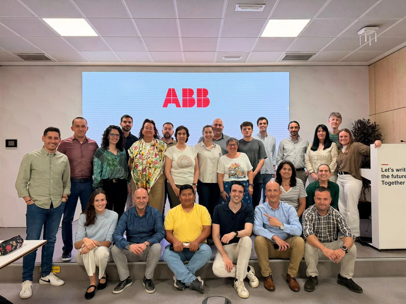 Equipo de ABB después de una formación práctica de Microsoft Copilot con Guillem Pedrerol