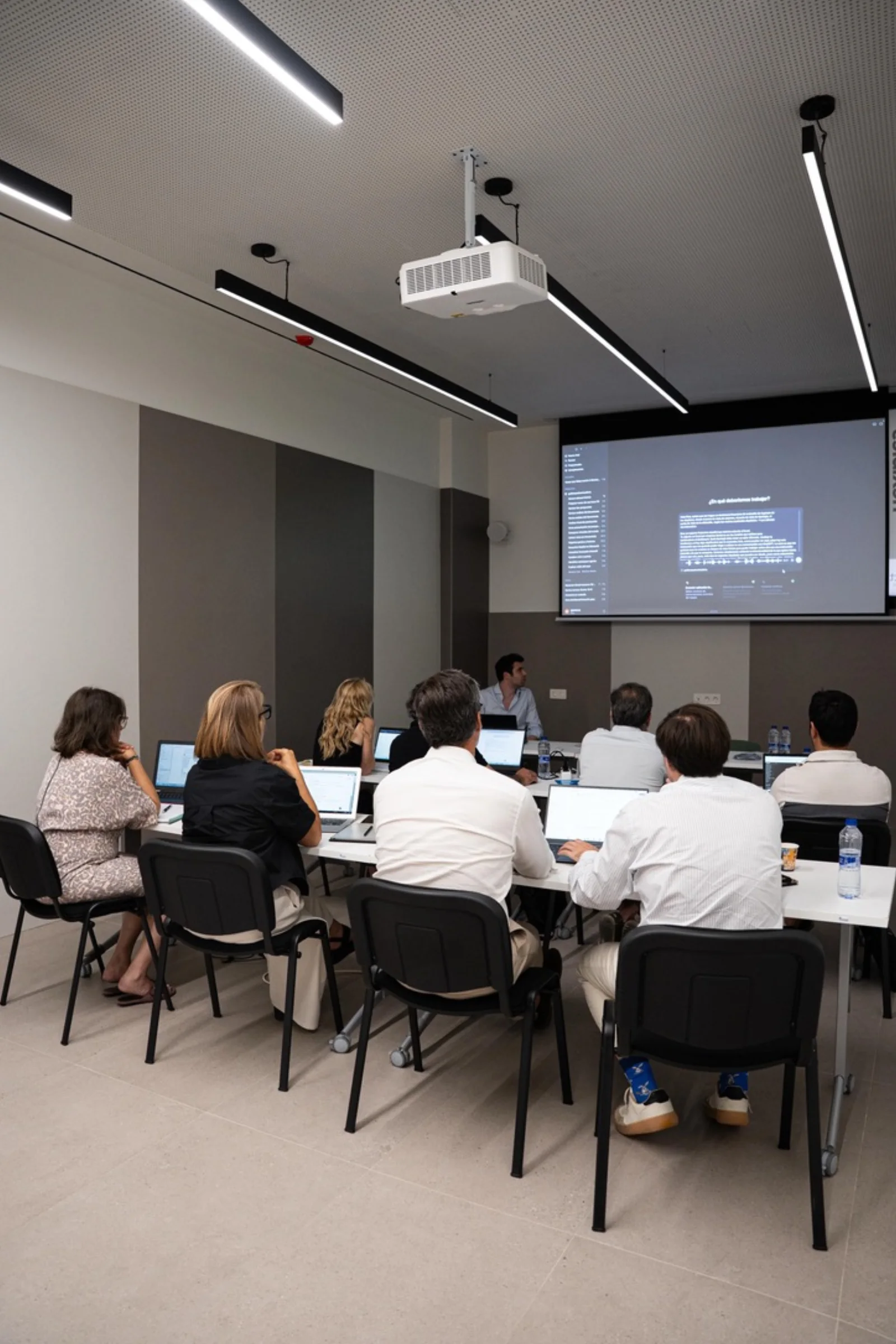 Participantes trabajando con sus portátiles durante una formación de inteligencia artificial en Himexfil