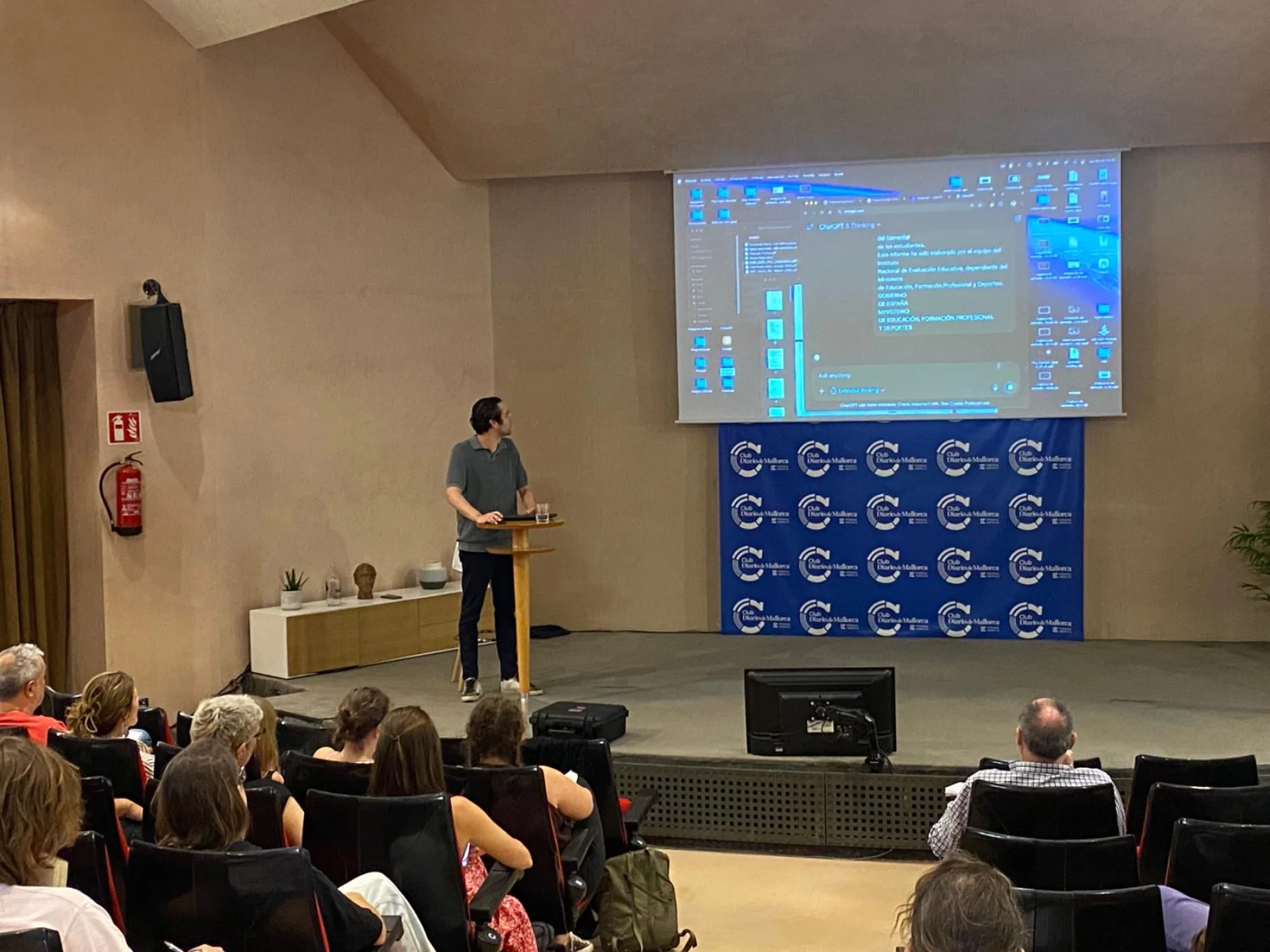 Guillem Pedrerol impartiendo una formación de inteligencia artificial a un equipo de Prensa Ibérica
