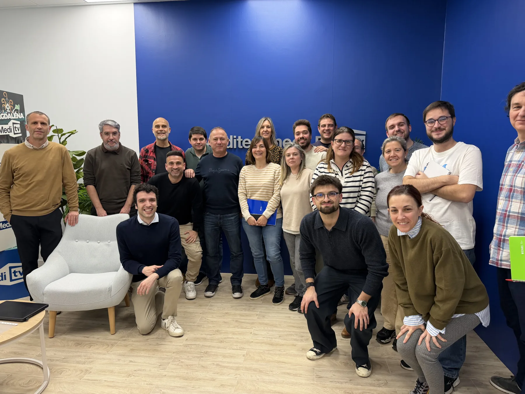 Equipo de El Periódico Mediterráneo tras una formación corporativa de inteligencia artificial